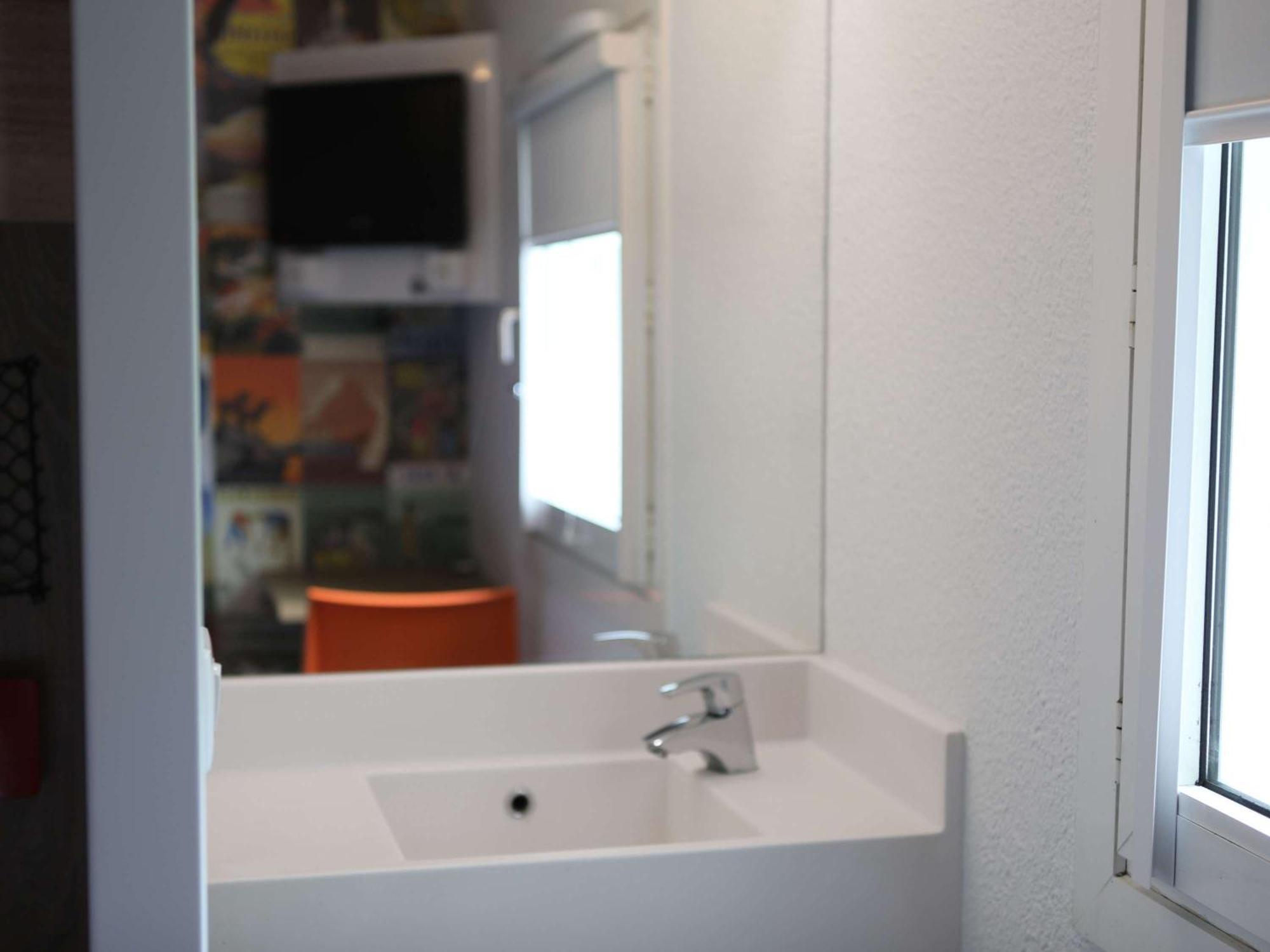 Hotel Hotelf1 Centre Echangeur A7 A9 *