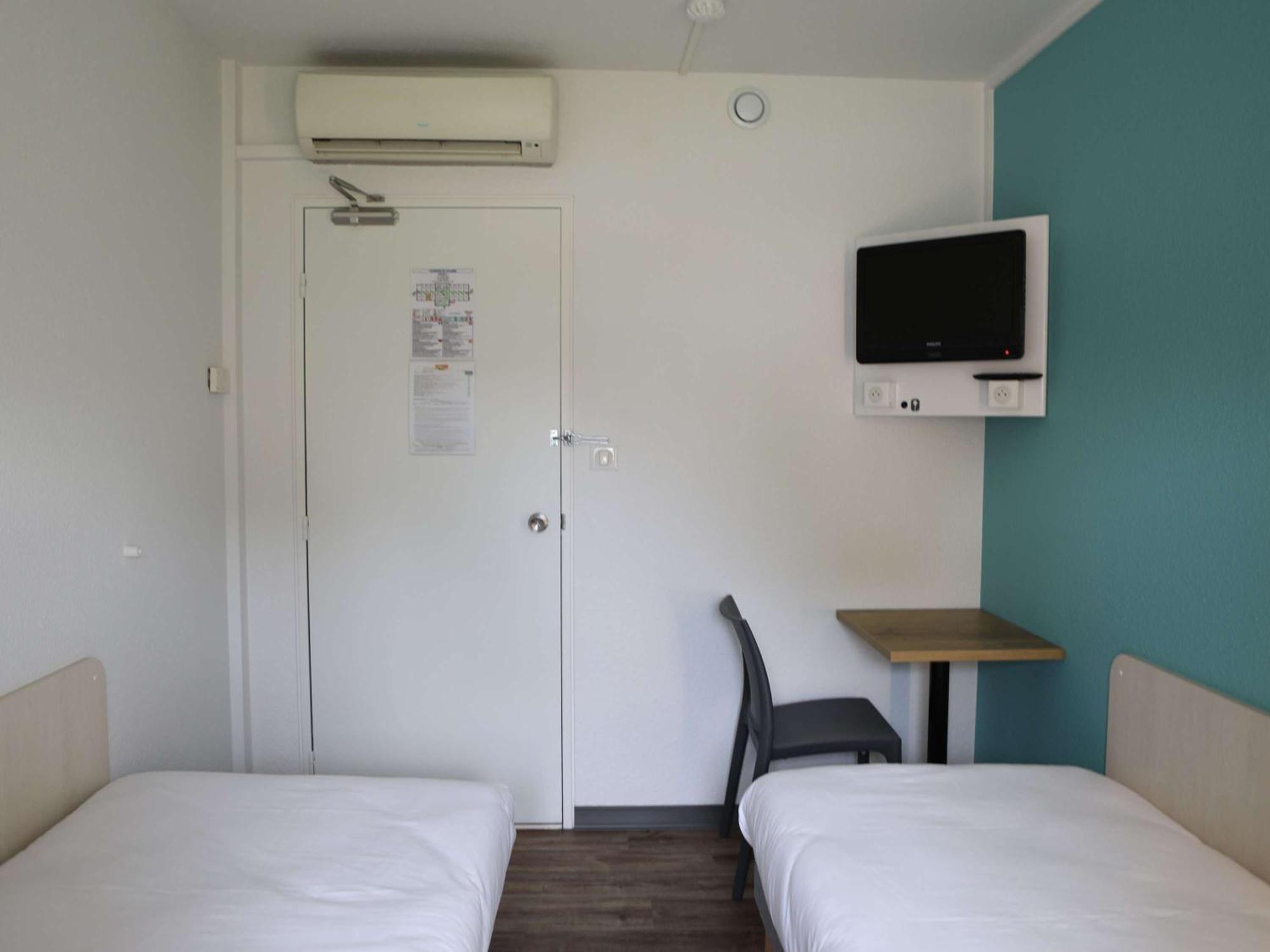 Hotelf1 Centre Echangeur A7 A9 *